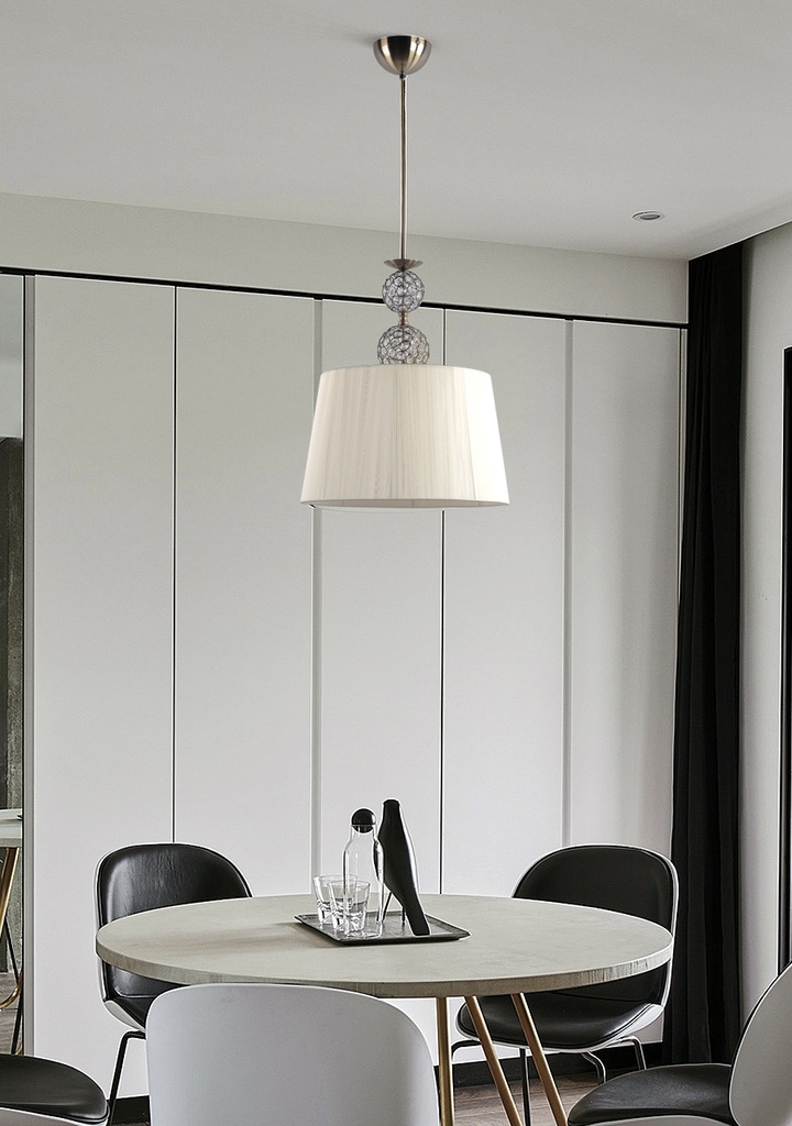 LAMPARA COLGANTE  CON BASE COLOR CUERO, ESTRUCTURA DE HIERRO Y CRISTAL  Y PANTALLA DE HILOS EN COLOR CREMA,  DE 1 LUZ COMPATIBLE CON BOMBILLA LED DE BASE E27, DIAMETRO 45CM ALTURA 75CM