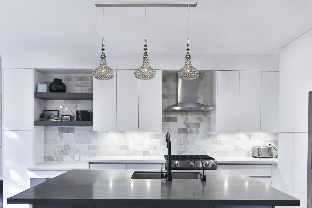 LAMPARA COLGANTE COLOR CROMO DE 3 LUCES LINEALES,  COMPATIBLES CON BOMBILLA LED DE BASE E27, 100CM ALTURA