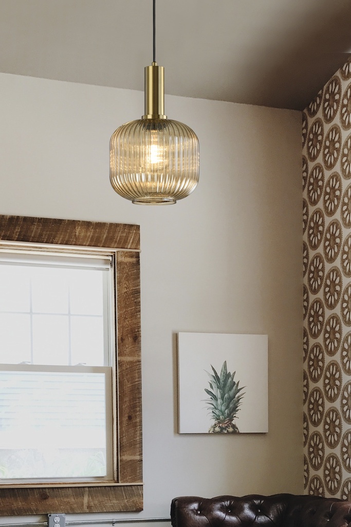 LAMPARA COLGANTE EN ALUMINIO Y CRISTAL EN TONO AMBAR  DE 1 LUZ COMPATIBLE CON BOMBILLA LED DE BASE E27, DIAMETRO 20CM, ALTURA 130CM